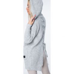 Sweter z warkoczowym wiązaniem jasnoszary MISC004. Szare kardigany damskie Fasardi. Za 129,00 zł.