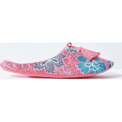 Etam - Kapcie Byana. Czerwone kapcie damskie Etam, z gumy. Za 59,90 zł.