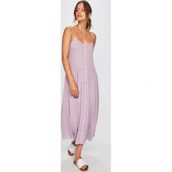 Vero Moda - Sukienka. Fioletowe sukienki damskie Vero Moda, na co dzień, s, bez wzorów, z wiskozy, casualowe, z dekoltem karo, bez rękawów, midi, proste. W wyprzedaży za 69,90 zł.