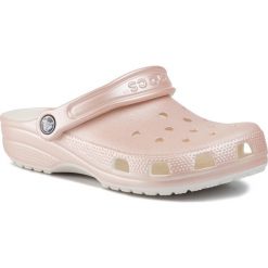 Klapki CROCS - Classic Metallic Clog 205831 Rose Gold. Różowe klapki damskie Crocs, bez wzorów, z tworzywa sztucznego, bez obcasa. W wyprzedaży za 159,00 zł.