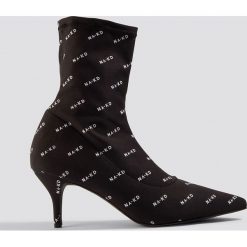NA-KD Shoes Botki z miękką cholewką NA-KD - Black. Czarne botki damskie NA-KD Shoes, na niskim obcasie, na obcasie, bez zapięcia. W wyprzedaży za 64,78 zł.