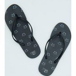 Klapki japonki z kotami - Czarny. Czarne klapki damskie Sinsay, bez wzorów, bez obcasa. Za 14,99 zł.