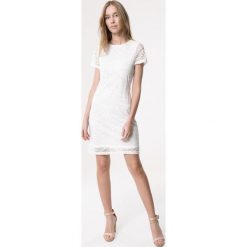 Biała Sukienka Loose Fitting. Białe sukienki dziewczęce Born2be, bez wzorów, z koronki, z krótkim rękawem, krótkie, mini, dopasowane. Za 29,99 zł.