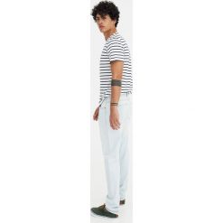 Jeansy regular comfort fit z przetarciami. Szare jeansy męskie marki Pull&Bear, m, bez wzorów. Za 62,90 zł.