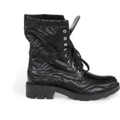 Sznurowane botki z ociepleniem na grubej podeszwie - skóra naturalna - model 431 - kolor czarny zebra. Czarne botki damskie Zapato, na zimę, z jeansu, bez obcasa, na płaskiej podeszwie, na sznurówki. W wyprzedaży za 299,25 zł.