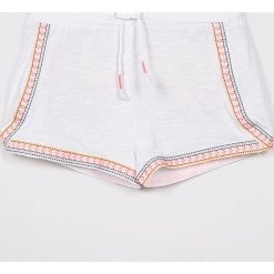 Blukids - Szorty dziecięce 134-164 cm. Białe spodenki dziewczęce Blukids, bez wzorów, z bawełny, sportowe. W wyprzedaży za 34,90 zł.