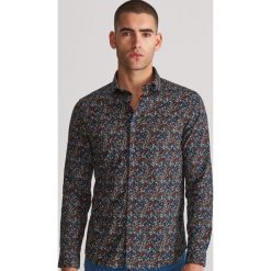 Wzorzysta koszula slim fit - Wielobarwny. Koszule męskie Reserved, xl, bez wzorów, bez kołnierzyka, bez rękawów. Za 99,99 zł.