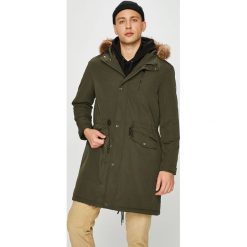 Guess Jeans - Parka. Zielone płaszcze męskie Guess Jeans, xl, z aplikacjami, z bawełny, długie, z kapturem. W wyprzedaży za 699,90 zł.