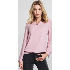 Różowa Bluzka Preciseness. Różowe bluzki damskie marki other, xl, z aplikacjami, bez kołnierzyka, z długim rękawem. Za 49,99 zł.