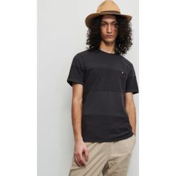 T-shirt z łączonych materiałów -. T-shirty męskie Reserved, s, bez wzorów, z materiału, bez kołnierzyka. Za 49,99 zł.