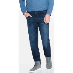 SPODNIE MĘSKIE JEANSOWE O REGULARNYM KROJU. Niebieskie spodnie męskie Top Secret, na co dzień, na lato, m, bez wzorów, z jeansu, klasyczne. W wyprzedaży za 59,99 zł.