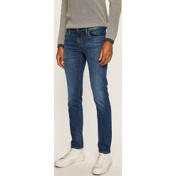 Pepe Jeans - Jeansy Hatch. Niebieskie jeansy męskie Pepe Jeans, z aplikacjami, z obniżonym stanem. W wyprzedaży za 299,90 zł.