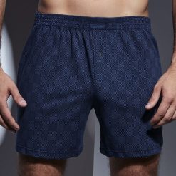 Luźne męskie bokserki CORNETTE Comfort Dark Blue. Niebieskie bokserki męskie marki Cornette, bez wzorów, z bawełny. Za 37,99 zł.