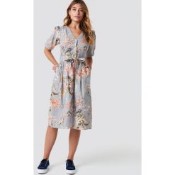 MANGO Sukienka Goldy - Grey. Szare sukienki z falbanami marki Mango, na co dzień, l, z tkaniny, casualowe, z dekoltem halter, na ramiączkach, midi, rozkloszowane. Za 202,95 zł.