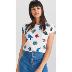 T-shirt o pudełkowym fasonie - Biały. Białe t-shirty damskie Reserved, s, bez wzorów, bez kołnierzyka. Za 39,99 zł.