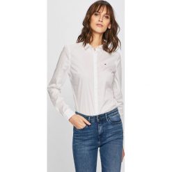 Tommy Jeans - Koszula. Białe bluzki damskie Tommy Jeans, na co dzień, s, bez wzorów, z elastanu, klasyczne, z klasycznym kołnierzykiem, z długim rękawem. W wyprzedaży za 239,90 zł.