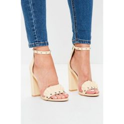 Missguided - Sandały. Białe sandały damskie marki Missguided, bez wzorów, z materiału, bez obcasa, na obcasie, bez zapięcia. W wyprzedaży za 79,90 zł.