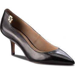 Szpilki TORY BURCH - Elizabeth 65mm Pump 32604 Black 001. Czarne szpilki ze skóry licowej Tory Burch, bez wzorów, bez obcasa, na obcasie, bez zapięcia. W wyprzedaży za 659,00 zł.