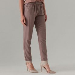Spodnie jogger slim z lyocellu - Brązowy. Spodnie damskie Mohito. Za 99,99 zł.