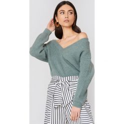 NA-KD Trend Sweter z dekoltem V - Green. Zielone swetry klasyczne damskie marki NA-KD Trend, z dzianiny. W wyprzedaży za 73,48 zł.