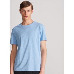 T-shirt z melanzowej dzianiny - Niebieski. Niebieskie t-shirty męskie Reserved, s, bez wzorów, z dzianiny, bez kołnierzyka. Za 29,99 zł.