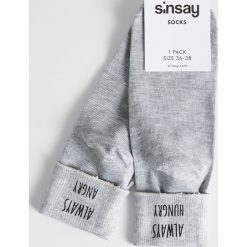 Skarpetki z napisem - Jasny szary. Szare skarpetki damskie Sinsay, z napisami. Za 9,99 zł.