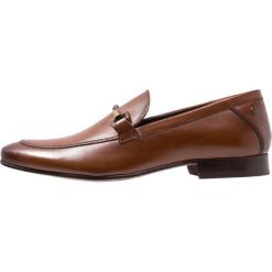 Base London SOPRANO Półbuty wsuwane tan. Pomarańczowe półbuty męskie marki Base London, bez wzorów, ze skóry, bez zapięcia. Za 399,00 zł.