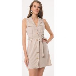 Beżowa szmizjerka mini bez rękawów. Brązowe sukienki damskie Born2be, s, w paski, z tkaniny, eleganckie, z okrągłym kołnierzem, bez rękawów, mini, szmizjerki. Za 89,99 zł.