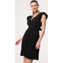 Czarna Sukienka Blot. Czarne sukienki damskie Born2be, na lato, s, z tkaniny. Za 109,99 zł.