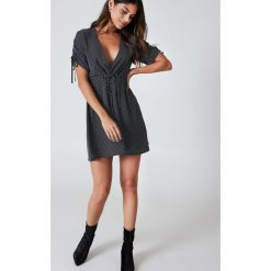 Sukienki: Kristin Sundberg for NA-KD Błyszcząca sukienka z dekoltem V – Black,Multicolor