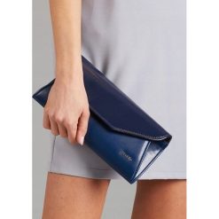 Kopertówka wizytowa granatowa Rovicky - Granatowy. Niebieskie kopertówki damskie ROVICKY, w paski, ze skóry ekologicznej, eleganckie, na ramię, małe, bez dodatków. Za 54,99 zł.