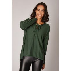 Sweter w kolorze zielonym. Zielone swetry damskie L'étoile du cachemire, bez wzorów, z kaszmiru, klasyczne, bez rękawów, bez kaptura. W wyprzedaży za 129,95 zł.