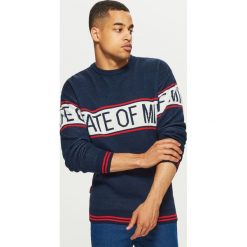 Sweter z napisem - Granatowy. Niebieskie bez kategorii marki Cropp, s, z napisami. W wyprzedaży za 29,99 zł.