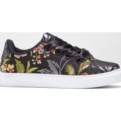 Sneakersy na podeszwie platformie bonprix czarny w kwiaty. Czarne buty sportowe damskie bonprix. Za 89,99 zł.
