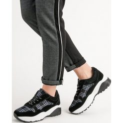 CZARNE SNEAKERSY. Czarne trampki i tenisówki damskie SHELOVET. Za 39,90 zł.
