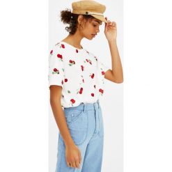 Koszulka z krótkim rękawem w wisienki. Białe t-shirty damskie marki Pull&Bear. Za 29,90 zł.