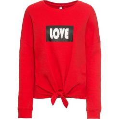 Bluza z ozdobnym przewiązaniem bonprix truskawkowo-biały z nadrukiem. Czerwone bluzy damskie bonprix, z nadrukiem, bez rękawów, bez kaptura. Za 49,99 zł.