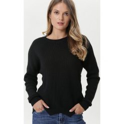 Czarny Sweter Hurlfield. Czarne swetry damskie Born2be, s, bez wzorów, z dzianiny, z długim rękawem, długie, bez kaptura. Za 109,99 zł.