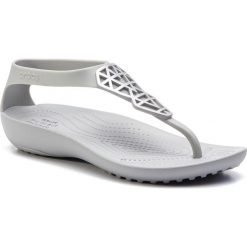 Sandały CROCS - Serena Embellish Flip W 205600 Silver/Silver. Szare klapki damskie Crocs, bez wzorów, z tworzywa sztucznego, bez obcasa. W wyprzedaży za 139,00 zł.