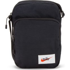 NIKE HERITAGE SMIT LABEL > BA5809-010. Torby męskie na ramię Nike, w paski, z poliesteru, street. Za 79,99 zł.