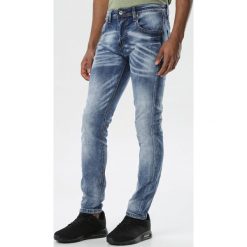Niebieskie Jeansy Metionome. Niebieskie jeansy męskie Born2be, m, z aplikacjami, długie. Za 79,99 zł.