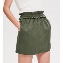 Spódnica mini z imitacji zamszu - Khaki. Brązowe spódniczki damskie Reserved, bez wzorów, mini. Za 69,99 zł.