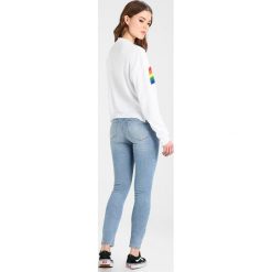 Swetry klasyczne damskie: TWINTIP Sweter white