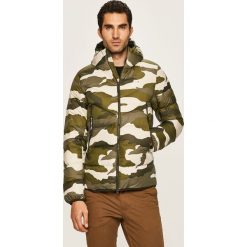 Nike Sportswear - Kurtka puchowa. Zielone płaszcze męskie Nike Sportswear, m, bez wzorów, z poliesteru, krótkie, z kapturem. W wyprzedaży za 499,90 zł.