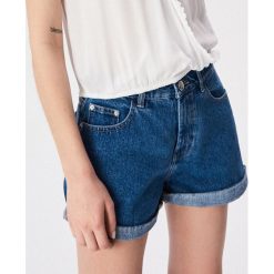 Jeansowe szorty moms - Granatowy. Niebieskie szorty damskie Sinsay, bez wzorów, z jeansu. Za 49,99 zł.