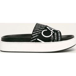 Calvin Klein - Klapki. Białe klapki damskie Calvin Klein, bez wzorów, z materiału, bez obcasa, na obcasie. W wyprzedaży za 399,90 zł.