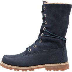 Timberland 6 IN WP Kozaki sznurowane dark blue. Niebieskie buty zimowe damskie Timberland, ze skóry, na wysokim obcasie. W wyprzedaży za 183,60 zł.