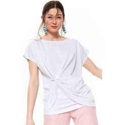 BLUZKA KRÓTKI RĘKAW LUŹNA, Z KRÓTKIM RĘKAWEM. Białe bluzki damskie Top Secret, bez wzorów, eleganckie, bez kołnierzyka, z krótkim rękawem. Za 59,99 zł.