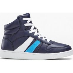 Wysokie sneakersy dziecięce bonprix niebiesko-turkusowy. Niebieskie buty chłopięce sportowe bonprix, bez zapięcia. Za 34,99 zł.