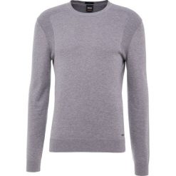BOSS CASUAL KOSAWIROS Sweter light pastel grey. Szare swetry klasyczne męskie BOSS Casual, m, z bawełny. Za 499,00 zł.